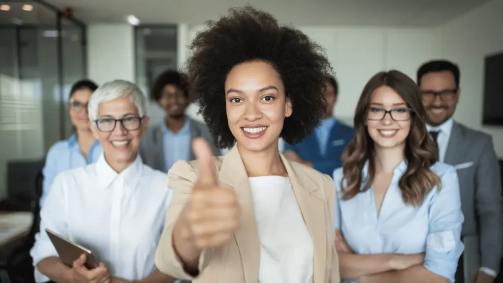 img censo de diversidade pluriebr Mulher negra fazendo o sinal de positivo