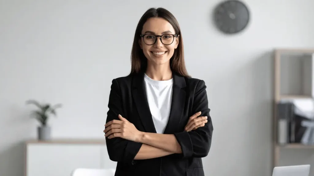 img lideranca feminina pluriebr Mulher branca em ambiente executivo