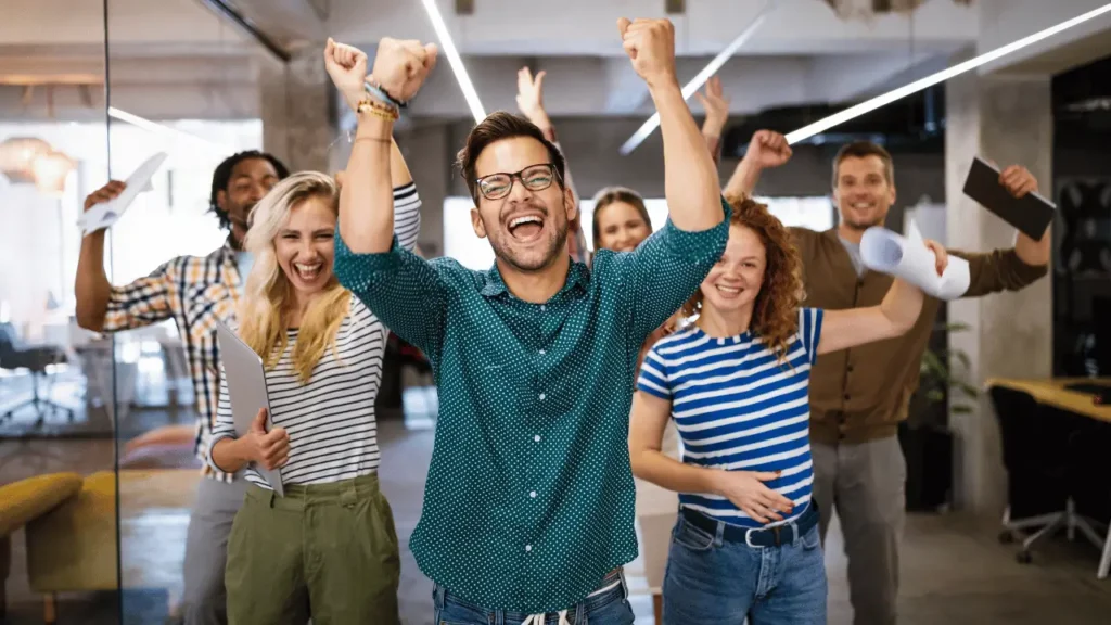 img senso de pertencimento pluriebr Pessoas felizes no trabalho