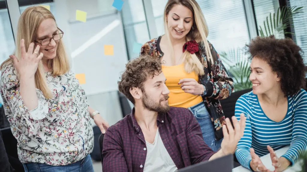 img senso de pertencimento pluriebr 2 Pessoas felizes no trabalho.