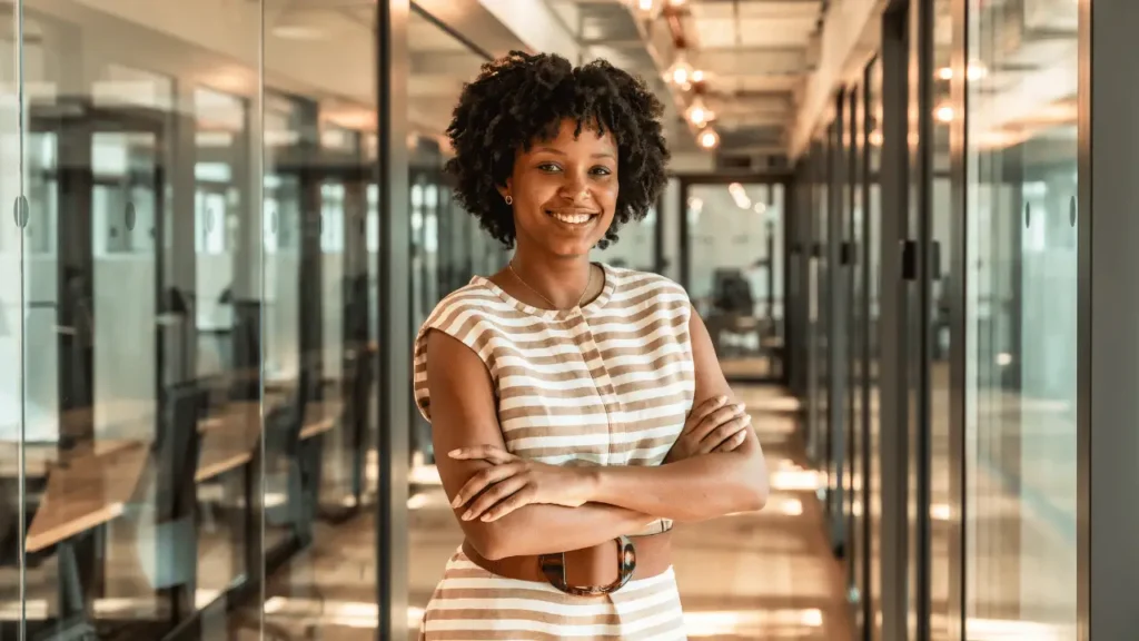 img mulher negra mercado de trabalho plurie Mulher negra em ambiente de escritório