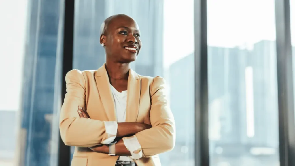 img mulher negra mercado de trabalho plurie 3 Mulher negra em ambiente de escritório