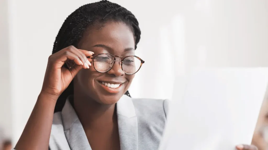 header relatorio de transparencia salarial esg plurie br Mulher negra lendo relatório