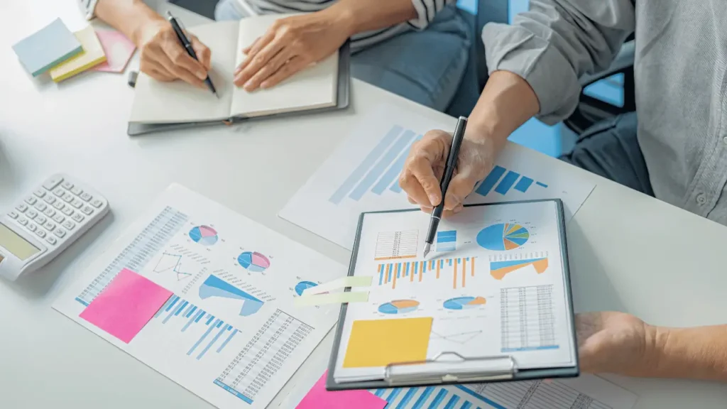 img a relatorio de transparencia salarial esg plurie br Pessoas analisando relatório.